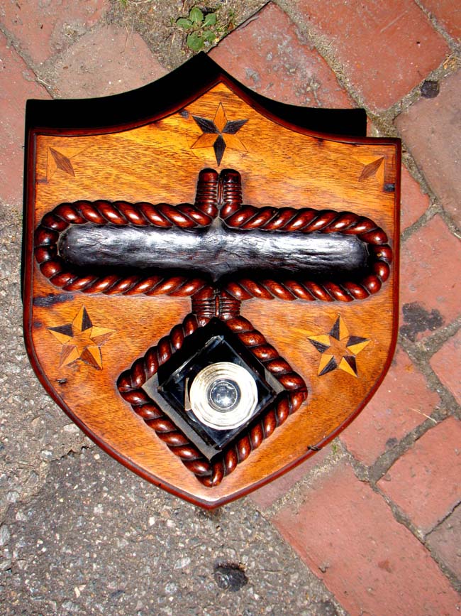 A 19th century Sailor-made one-drawer walnut writing box in the form of a shield circa 1865 — image 3